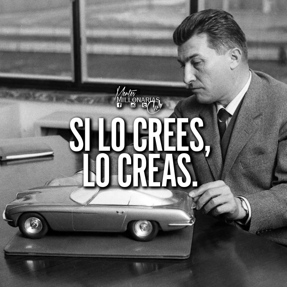 La imagen muestra a Enzo Ferrari, fundador de la marca de coches deportivos Ferrari. Está mirando un modelo de uno de sus coches. La imagen es en blanco y negro y tiene un aspecto antiguo.